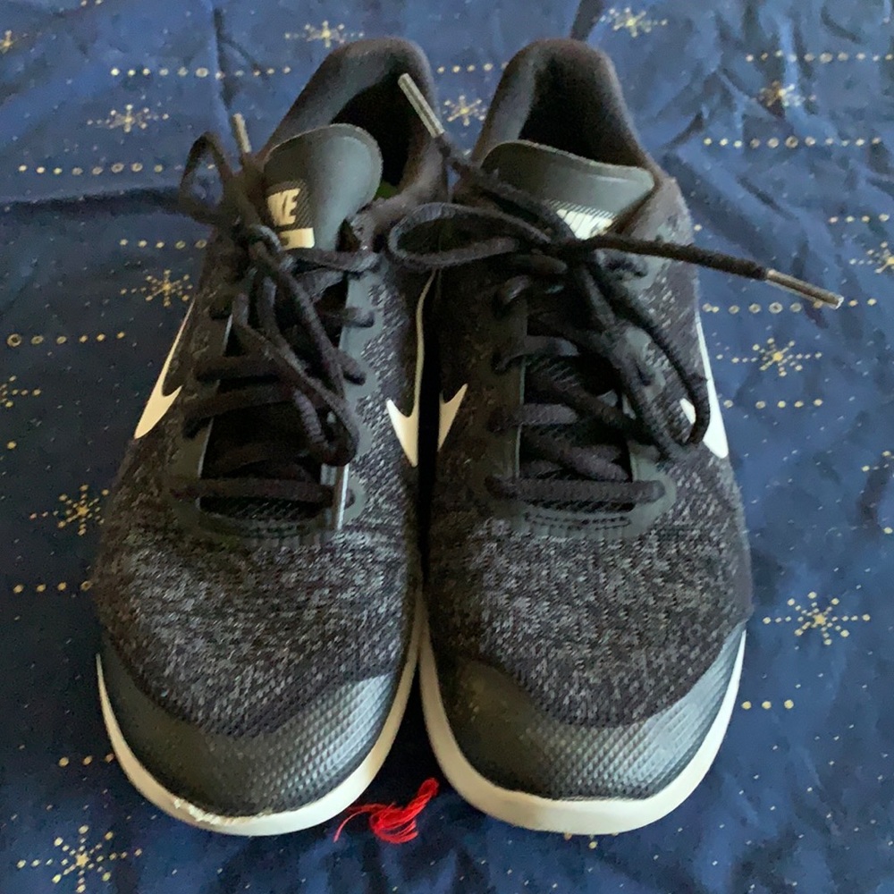 Black Nike size 5Y